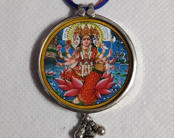 Handgjort Gayatri Mata-hänge i sterlingsilver: Halsband med hinduisk gudinnaklocka