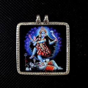 Fatto a mano ricoperto da argento sterling 92,5 MahaKali Dea madre del tempo Morte e giorno del giudizio Kali Kalika Mata Cornice in vetro Ciondolo con stampa fotografica