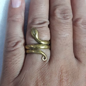 Linda cobra trible de latão amarelo feito à mão, anel de dedo ajustável Naag Devta, anel charmoso.