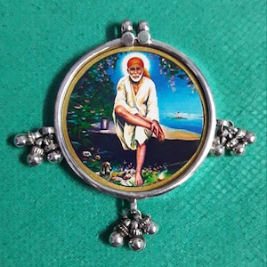 Handmade 92.5 Sterling Silver Glass Framed Deity God Sab Ka Malik Ek Hai Sai Baba Photo Print Beautiful Bell Pendant With Colour String