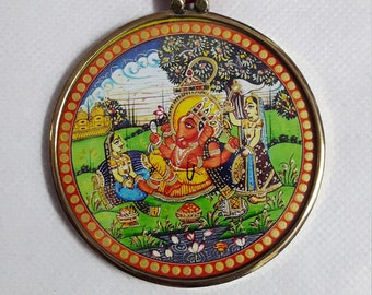 Handgjort Ganesha-hängehalsband: Mässingsramad hinduisk gudomsfoto