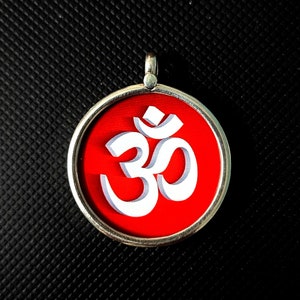 Fatto a mano coperto da ciondolo Aum in argento sterling 92,5, ciondolo indù Mantra OM, chakra della corona, meditazione, ciondolo con cornice in vetro sanscrito AUM Om