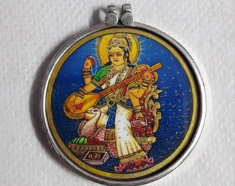 Handgjort Saraswati-hänge i sterlingsilver: Fototryck av hinduisk gudinna