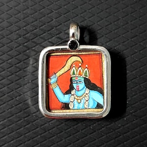 Ciondolo Kali fatto a mano con cornice in vetro, argento sterling 92,5, dipinto a mano in miniatura, ciondolo Tantric Yogini Fierce Goddess Maa Kali