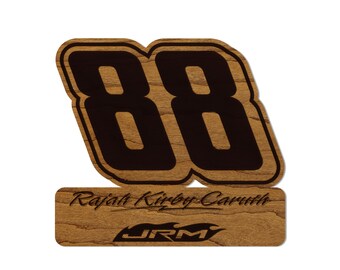 Imán de madera Rajah Kirby Caruth #88 / Fabricado en madera de cerezo y arce / Hecho en EE. UU. / Producto con licencia oficial de JR Motorsport