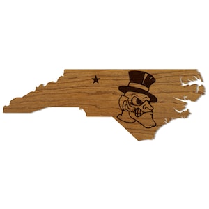 Logo del diacono demoniaco della Wake Forest University su un arazzo da parete dello Stato - Realizzato in legno di ciliegio e acero - Wake Forest Demon Deacons