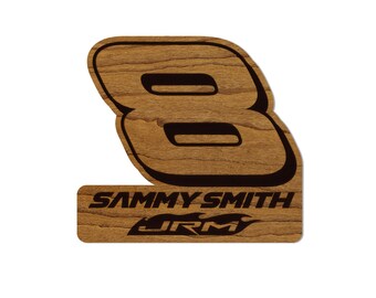 Imán de madera de Sammy Smith #8 / Fabricado en madera de cerezo y arce / Hecho en EE. UU. / Producto con licencia oficial de JR Motorsport
