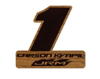 Imán de madera Carson Kvapil #1 / Fabricado en madera de cerezo y arce / Hecho en EE. UU. / Producto con licencia oficial de JR Motorsport