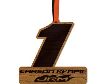Adorno de madera Carson Kvapil #1 / Fabricado en madera de cerezo y arce / Hecho en EE. UU. / Producto con licencia oficial de JR Motorsports