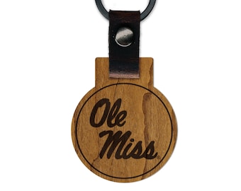 Llavero de madera de Ole Miss – Fabricado en madera de cerezo o arce.