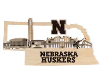 Adorno de pared de la Universidad de Nebraska con la imagen de Herbie on State – Elaborado en madera de cerezo y arce