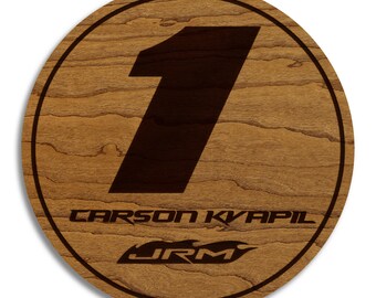 Posavasos de madera Carson Kvapil #1 / Fabricado en madera de cerezo y arce / Hecho en EE. UU. / Producto con licencia oficial de JR Motorsports
