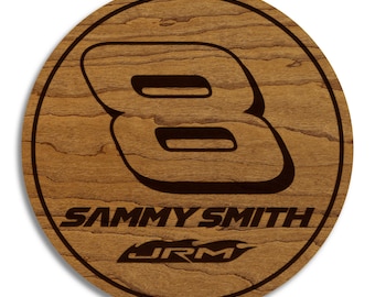 Posavasos de madera Sammy Smith #8 / Fabricado en madera de cerezo y arce / Hecho en EE. UU. / Producto con licencia oficial de JR Motorsports