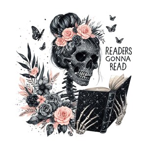 Puede incluir: Un esqueleto blanco y negro con un cráneo brillante que lleva una corona de flores rosas y lee un libro negro con el texto "READERS GONNA READ".