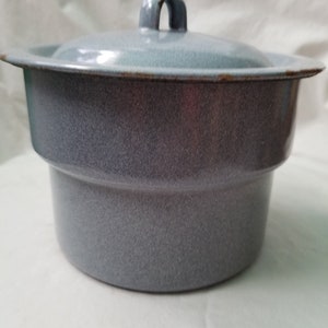 Graniteware pot with lid