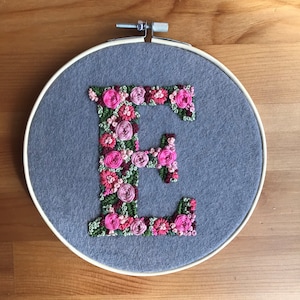 Patrón de bordado a mano de letra floral "E" / Descarga digital en PDF / Descarga instantánea Bordado floral a mano / Instrucciones y patrón de letras PDF