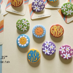 Retro jaren 70 esthetische kleine knopspelden | 1,25&quot; | Groovy, madeliefjes, zon, smiley