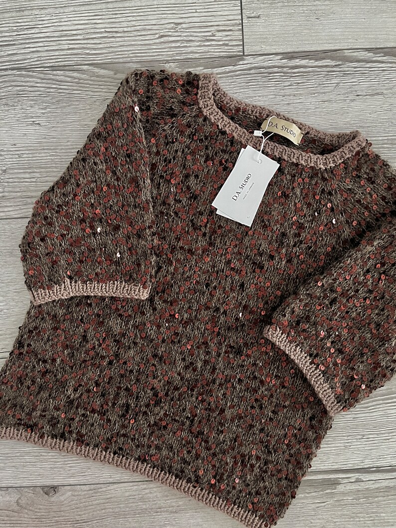 Pullover in kid mohair con paillettes a maniche corte, lavorato a mano. immagine 5