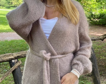 Cárdigan de mujer tejido a mano con cinturón y mangas abullonadas hecho a mano