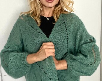 Elegante cárdigan de punto hecho a mano de mohair infantil con cuadrados calados.