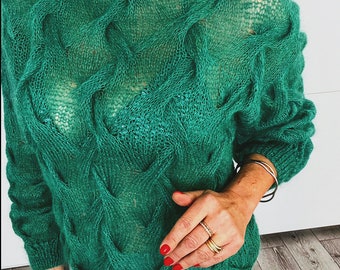 Suéter de mohair hecho a mano con trenzas y arans, cuello alto, manga abullonada, elegante