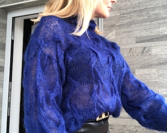 Suéter de mohair para niño tejido a mano con cuello alto, azul, brillante, elegante y hecho a mano.