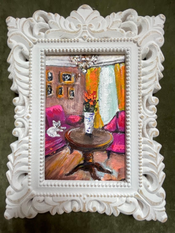 ビクトリア朝様式のミニチュア絵画：猫のいるレトロな部屋、額入りの棚