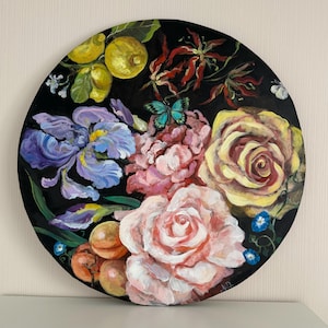 Puede incluir: Pintura redonda con un arreglo floral sobre un fondo negro. El arreglo incluye rosas rosas y amarillas, iris moradas y limones. También hay una mariposa azul. La pintura está firmada en la esquina inferior derecha.
