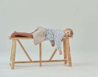 Beau banc en bois de salle à manger ou de salle de bain, fabriqué à la main, stable