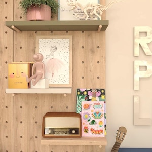 Esche Holz Stöpsel und Regale, Kinderzimmer Wandsteuerung, Steckbrett Regal, Display Organizer, moderne Montessori Aufbewahrung für Kinder