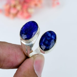 Anello con zaffiro blu ovale, in argento sterling 925, gioiello di design realizzato a mano.