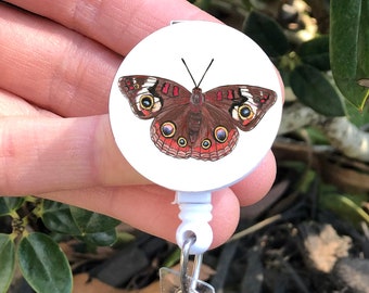 Carrete de insignia de mariposa Buckeye, soporte de insignia de identificación de mariposa. compañero de insignia, retráctil, mariposa de tono tierra, regalo de la naturaleza para enfermera, maestra