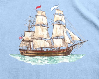 Puede incluir: Una pintura de un barco de vela de tres mástiles con velas blancas y un casco marrón. El barco navega en un mar azul con olas blancas. El barco tiene una bandera estadounidense y una bandera azul y blanca ondeando desde sus mástiles.