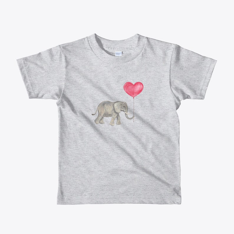 K&ouml;nnte beinhalten: Ein graues T-Shirt mit einer Aquarell-Illustration eines grauen Elefanten, der einen roten herzf&ouml;rmigen Ballon h&auml;lt.