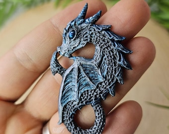 Spilla portabicchiere a forma di drago in argilla polimerica (fatta a mano)