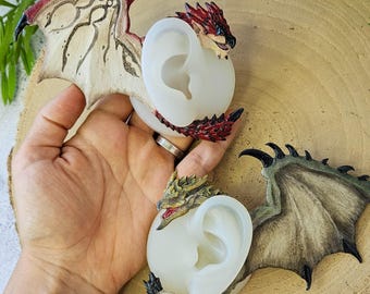Orecchino a clip fatto a mano con motivi di Rathalos e Rathian, realizzato in argilla polimerica flessibile.