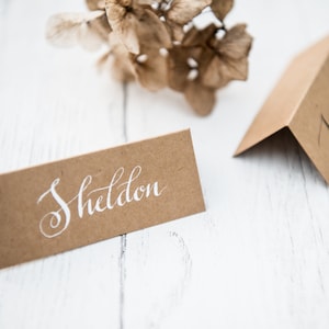 Lugar de boda / tarjetas de nombre - rango tierra - caligrafía moderna con letras a mano
