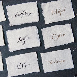 Marque-places - Gamme COTON - Calligraphie manuscrite sur papier fait main avec bords lisses - Écriture archaïque