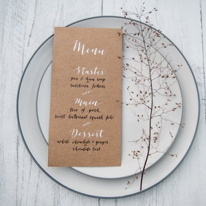 Menús - Gama EARTH - caligrafía con letras a mano en tarjeta kraft con bordes rasgados o rectos a mano