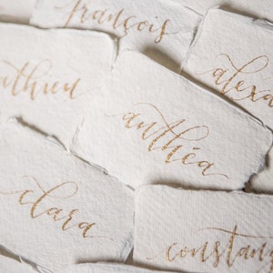 Tarjetas de lugar - Gama COTTON - Caligrafía moderna hecha a mano en dorado sobre papel hecho a mano con bordes barbados