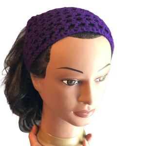 Op de afbeelding: Paarse gehaakte hoofdband voor vrouwen. De hoofdband is gemaakt van zacht, rekbaar garen en is perfect om je haar uit je gezicht te houden.