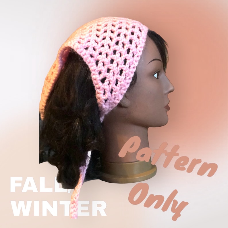 Op de afbeelding: Roze gehaakt hoofdband met lange banden. Het hoofdband is een eenvoudig ontwerp met open steken. De tekst "Fall Winter Pattern Only" is zichtbaar in de afbeelding.