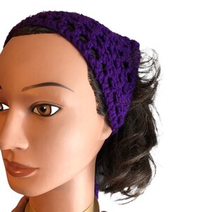 Op de afbeelding: Paarse gehaakte hoofdband met een vierkante vorm. De hoofdband wordt gedragen door een mannequin met bruin haar.