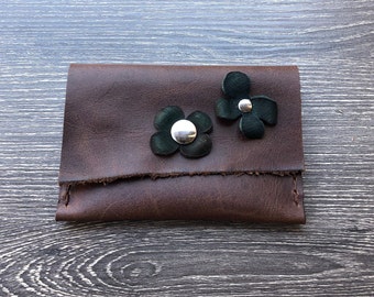 Leather card wallet with natural edge and leather flowers