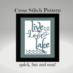 Puede incluir: Patrón de punto de cruz para un diseño que dice "live love lake" con dos remos y líneas onduladas. El patrón es rápido, divertido y fácil.