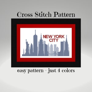 Puede incluir: Patrón de punto de cruz del horizonte de la ciudad de Nueva York en gris con el texto "NEW YORK CITY" en rojo. El patrón está enmarcado en negro con un passe-partout rojo. El texto debajo del marco dice "patrón fácil - solo 4 colores".