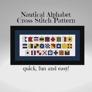 Puede incluir: Un patrón de punto de cruz enmarcado que presenta el alfabeto náutico con banderas de señales. El diseño incluye el texto "Nautical Alphabet Cross Stitch Pattern" y "quick, fun and easy!" en fuente negra. Las banderas son de varios colores.