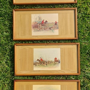 Un juego de cócteles o aperitivos de la década de 1950 con obras de arte de Sanderson Wells, caza del zorro, caballos y perros. Manteles individuales, manteles individuales y posavasos de Tally Ho.