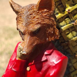 En stor, originell vas med intresse för rävjakt, med en antropomorf Sir Fox i full jaktdräkt. Tillförlitligt framställt det ovanliga!