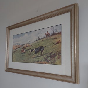 Una splendida stampa incorniciata e montata di inizio XX secolo raffigurante una scena di caccia alla lepre. Cavallo e cane da caccia, cani e lepri. Scena di caccia inglese.